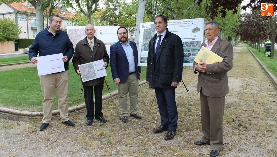 Los concejales de Fomento y Obras, Carlos García Carbayo y Daniel Llanes, respectivamente, y el alcalde de Villares de la Reina, José Martín Méndez, en la presentación de este proyecto