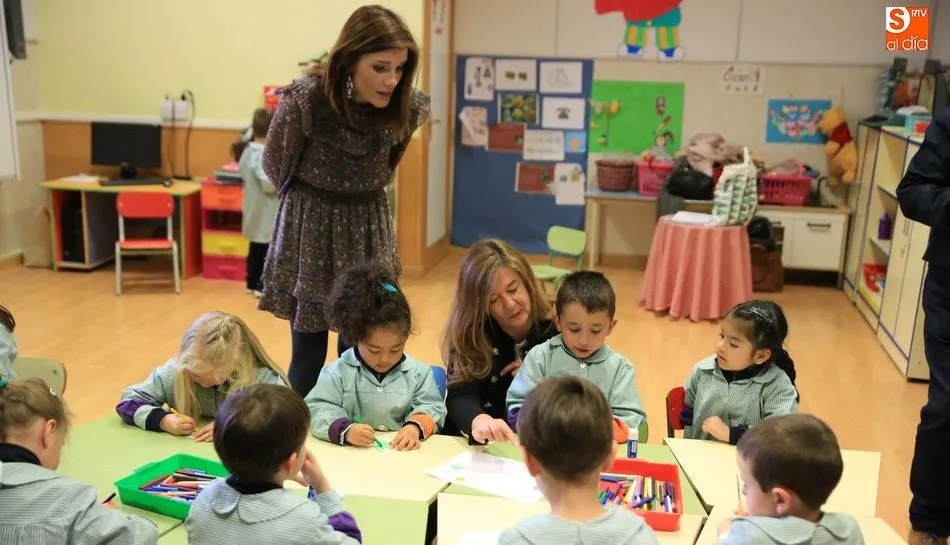 Las concejalas de Consumo y Educación, Almudena Parres y Carmen Sánchez Bellota, respectivamente, han visitado hoy uno de estos talleres en el colegio de las Jesuitinas
