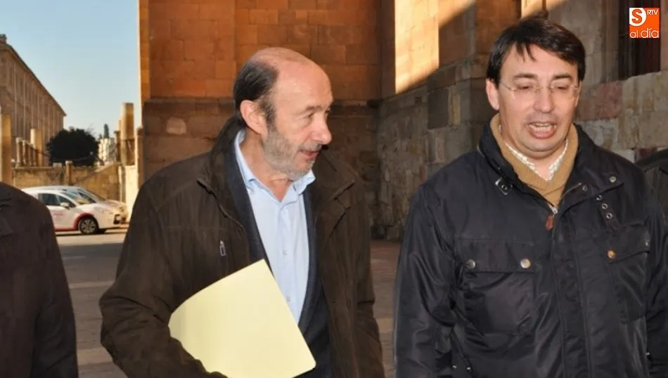 Alfredo Pérez Rubalcaba en una visita anterior a la ciudad, junto al secretario provincial del PSOE, Fernando Pablos