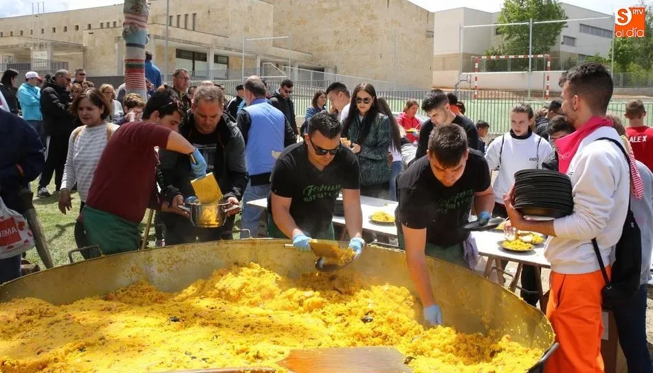 Los vecinos del municipio disfrutaron de una rica paella. Foto de Alberto Martín