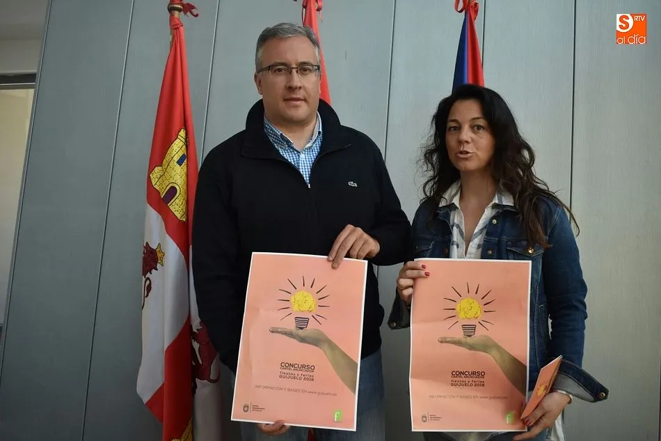 El alcalde, Julián Ramos, y la concejala de Cultura, María Jesús Moro, en la presentación del concurso