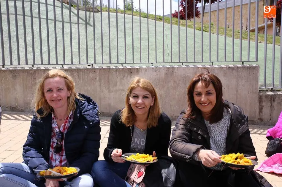 Foto 5 - Gran ambiente en Villamayor con la paella popular