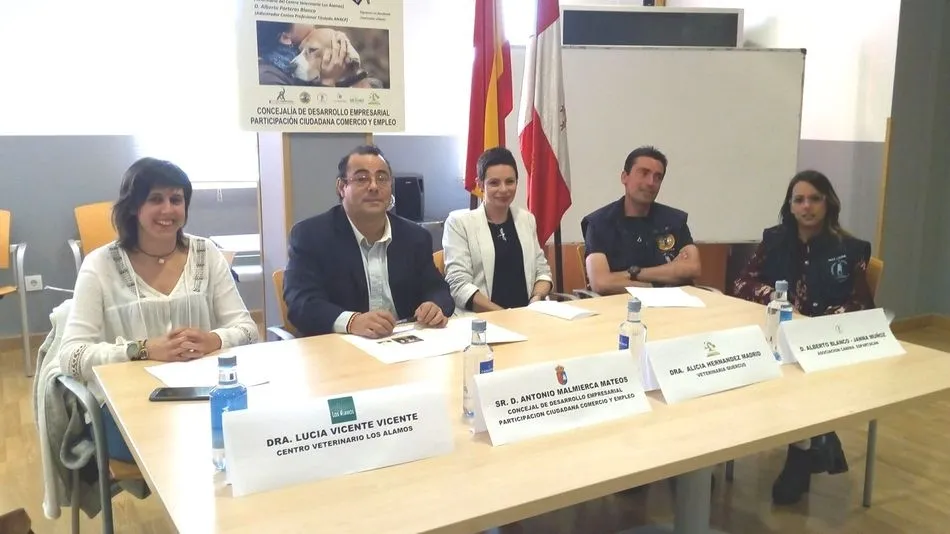 Interesante charla-coloquio sobre cuidados y mantenimiento de mascotas  