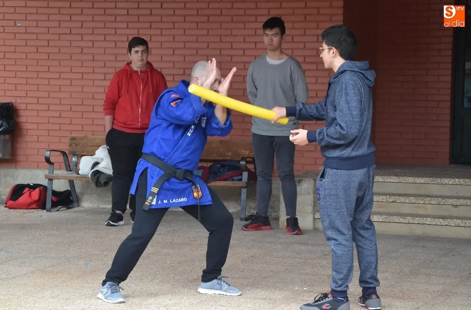 Alumnos del IES Fray Diego aprenden defensa personal  