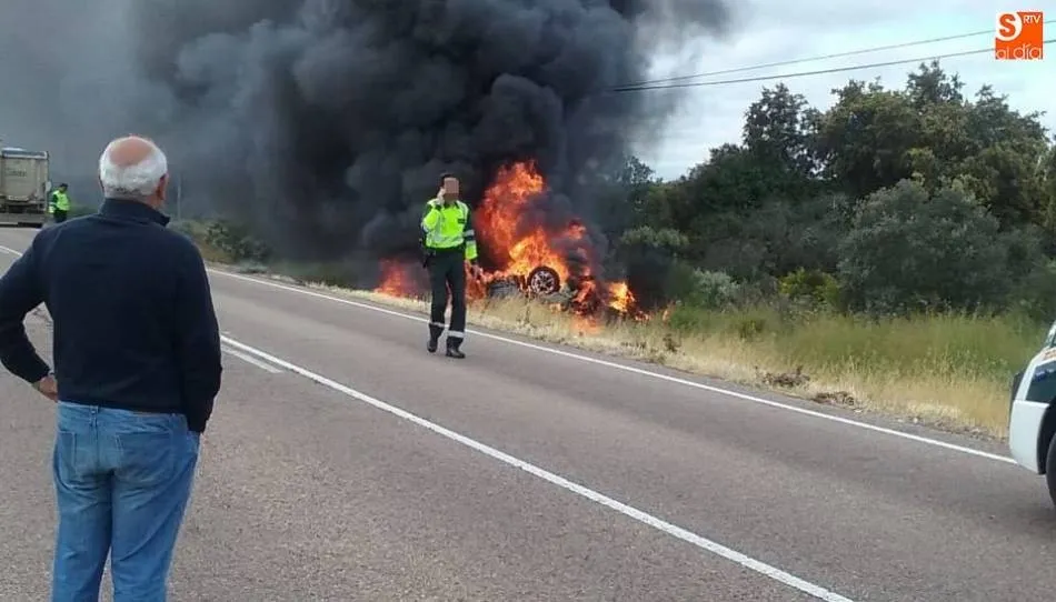 Tras volcar el vehículo quedó envuelto en llamas, quedando calcinado el cuerpo de J. B.