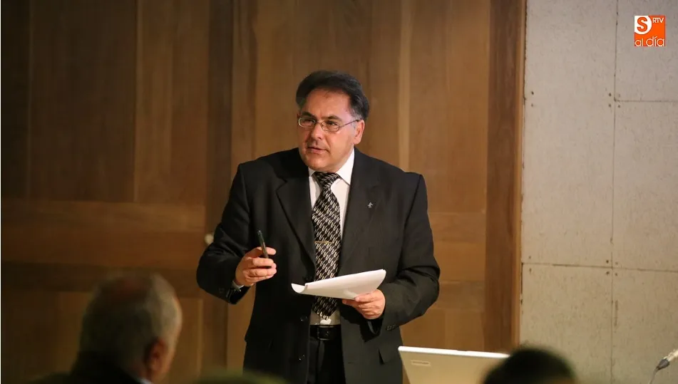 Ramón García Gómez impartiendo su conferencia en la Casa de las Conchas / Foto: Alberto Martín