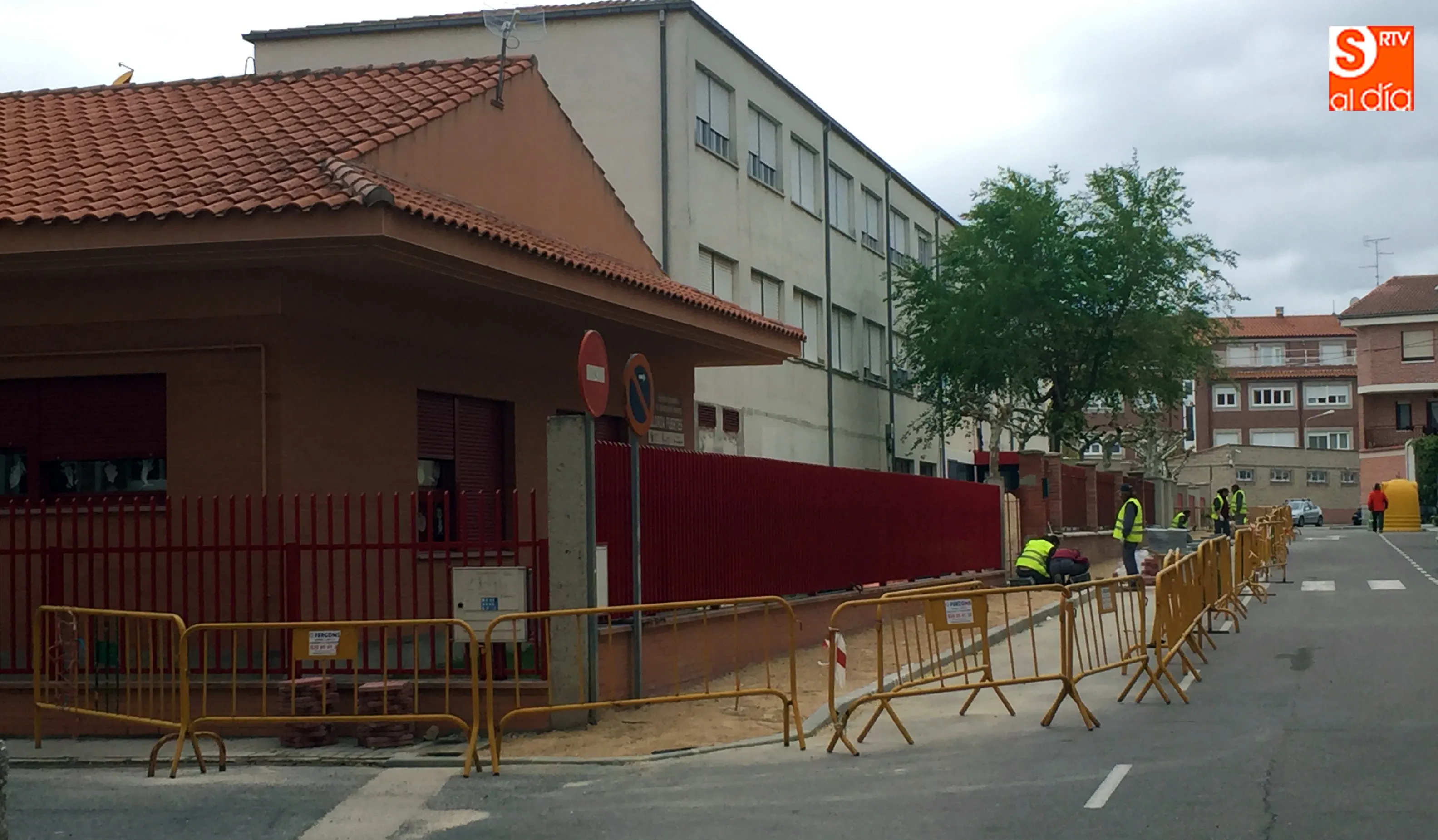 Programa Mixto Forma-Emplea Peñaranda es el encargado de las obras de renovación del acerado en la Avda. Carlos I