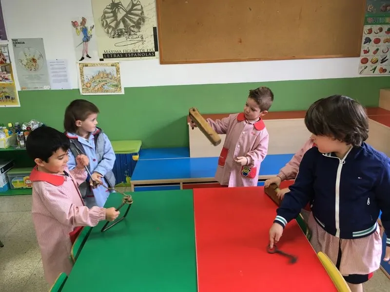 Foto 10 - Los infantiles del colegio Padres Trinitarios se asoman al pasado  