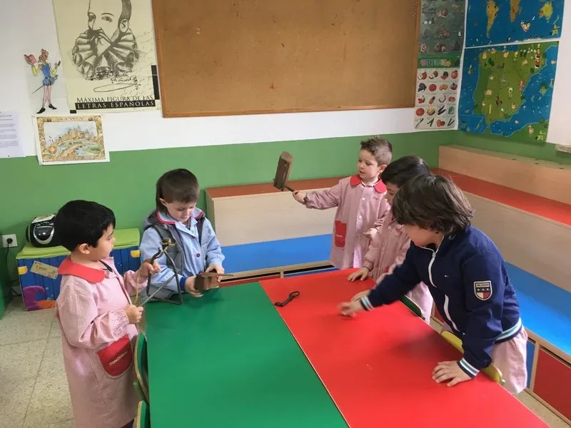 Foto 9 - Los infantiles del colegio Padres Trinitarios se asoman al pasado  