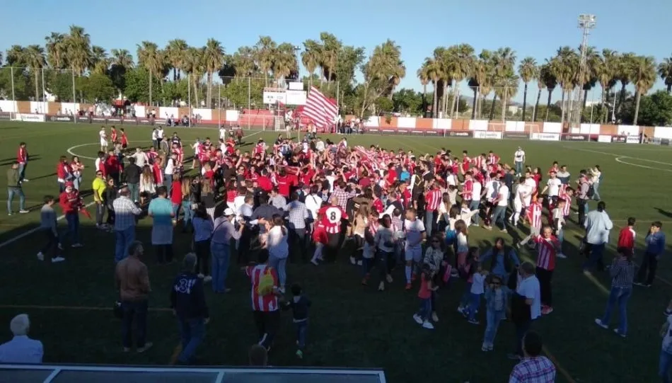 Celebración de los aficionados del Don Benito tras lograr el título de liga