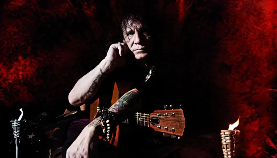 Fortu no escribe para los amantes del rock, ni se recrea en fechas o datos, escribe para cualquiera con ganas de pasar un buen rato leyendo