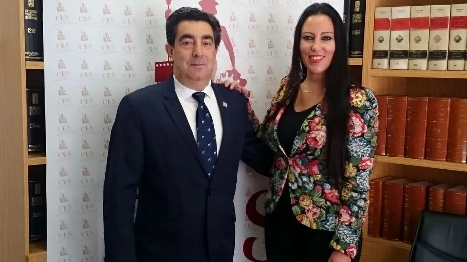 El presidente de CES, José Vicente Martín Galeano, y la gerente de la clínica de medicina estética Paula Romero Medical Clinic, Paula Romero