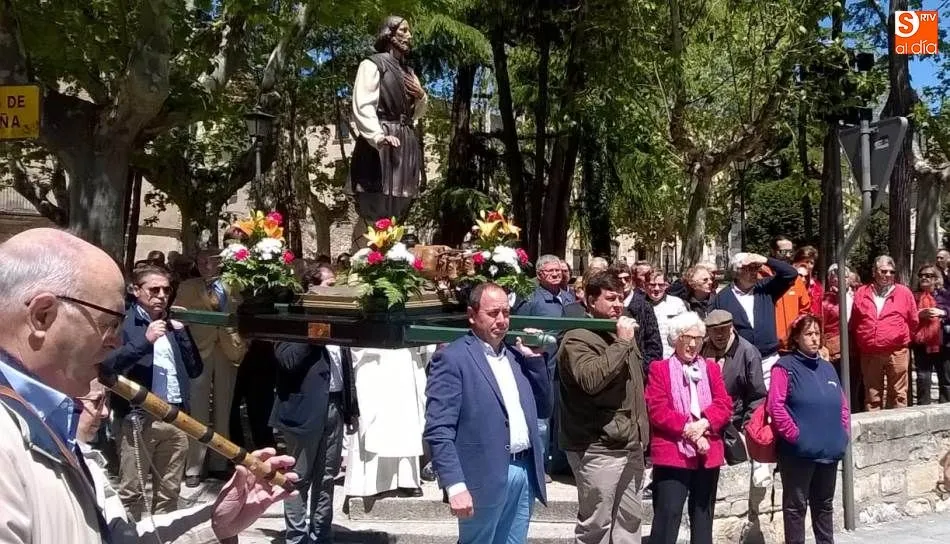 Procesión de San Isidro en la plaza de Colón, junto a la iglesia de San Pablo