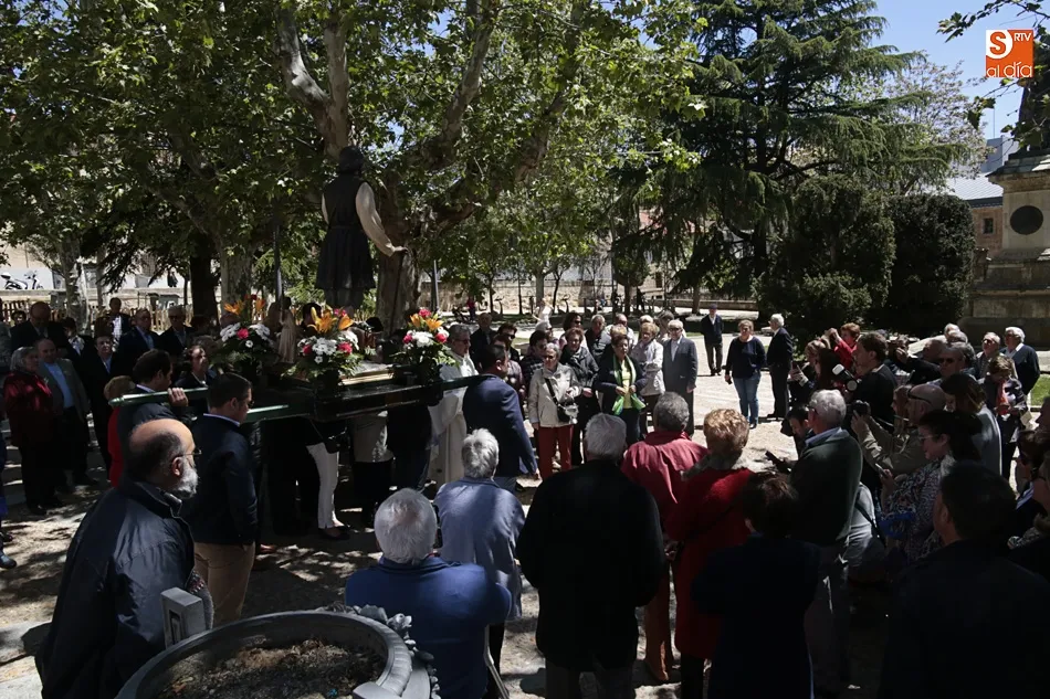 Foto 9 - San Isidro Labrador se pasea por la plaza de Col&oacute;n con los agricultores