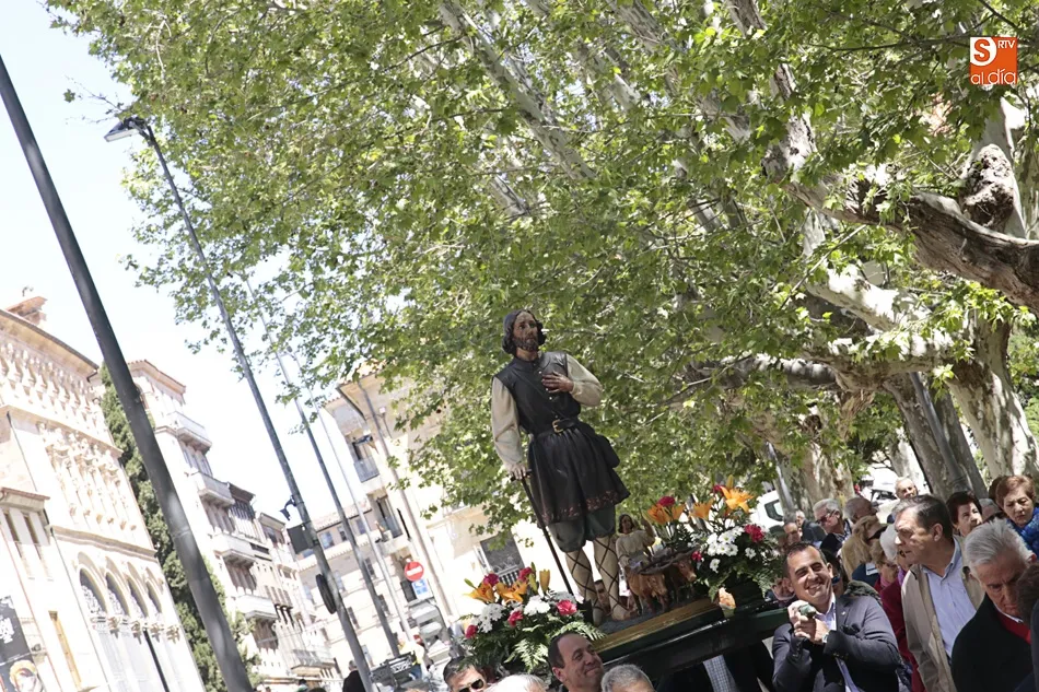 Foto 6 - San Isidro Labrador se pasea por la plaza de Col&oacute;n con los agricultores