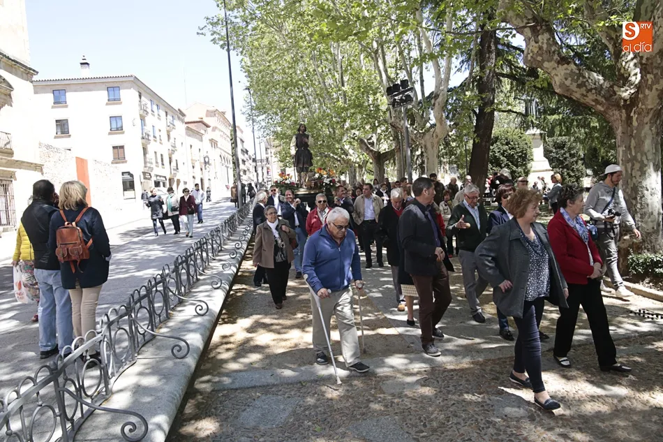 Foto 5 - San Isidro Labrador se pasea por la plaza de Col&oacute;n con los agricultores