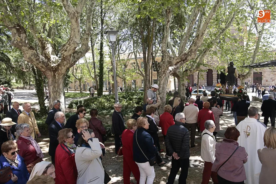 Foto 3 - San Isidro Labrador se pasea por la plaza de Col&oacute;n con los agricultores