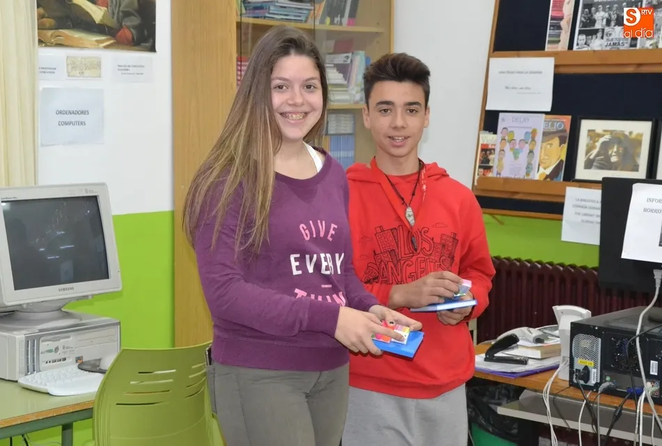 Foto 5 - El IES Fray Diego hace un donativo a Hijos del Ma&iacute;z y entrega los premios de su D&iacute;a de la...