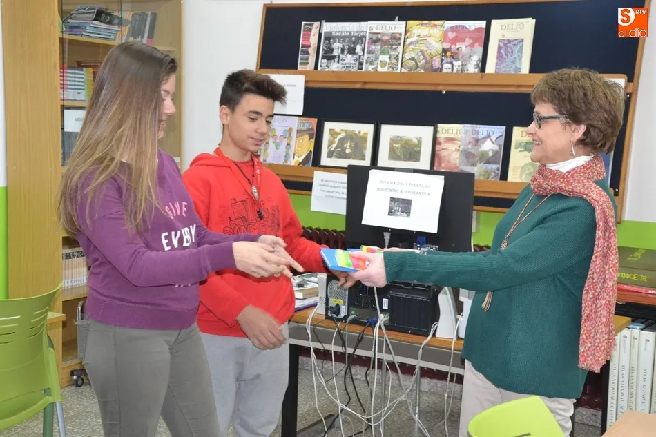 Foto 2 - El IES Fray Diego hace un donativo a Hijos del Ma&iacute;z y entrega los premios de su D&iacute;a de la...