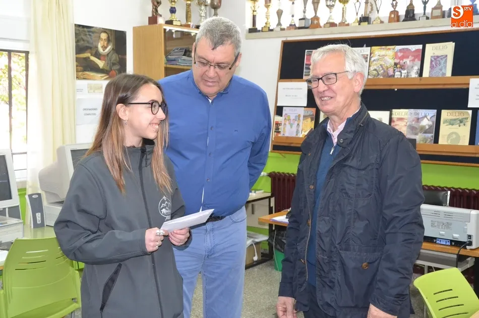 Foto 6 - El IES Fray Diego hace un donativo a Hijos del Ma&iacute;z y entrega los premios de su D&iacute;a de la...
