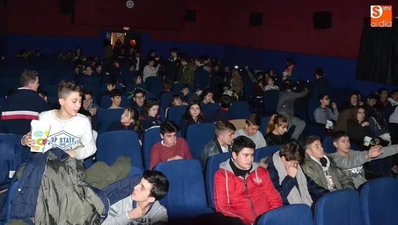 Alumnos de un centro educativo disfrutando de una sesión de cine / Foto: Archivo