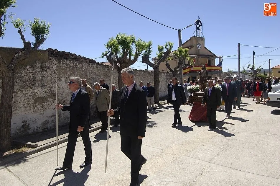Los vecinos de Carpio procesionan a San Isidro bajo un sol radiante  