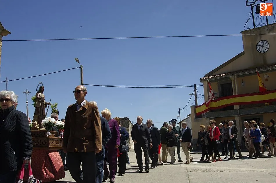 Foto 11 - Los vecinos de Carpio procesionan a San Isidro bajo un sol radiante  