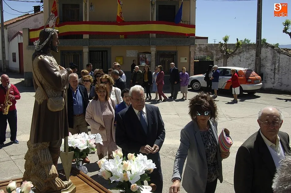 Foto 9 - Los vecinos de Carpio procesionan a San Isidro bajo un sol radiante  