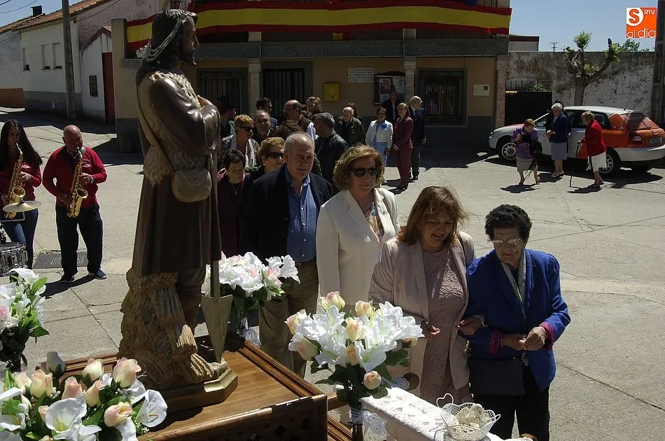 Foto 8 - Los vecinos de Carpio procesionan a San Isidro bajo un sol radiante  