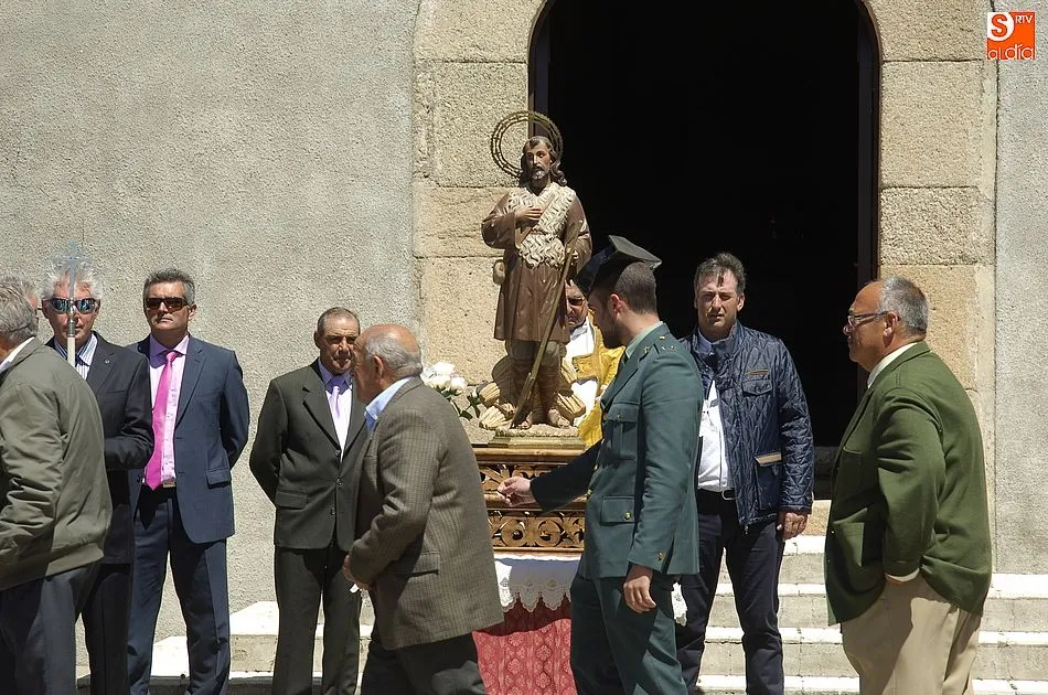 Foto 5 - Los vecinos de Carpio procesionan a San Isidro bajo un sol radiante  