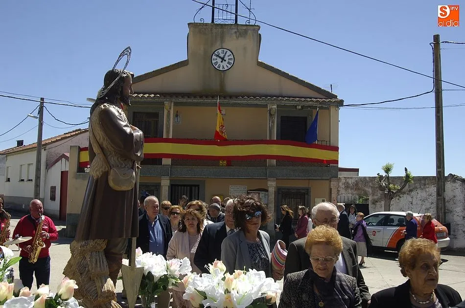 Foto 10 - Los vecinos de Carpio procesionan a San Isidro bajo un sol radiante  