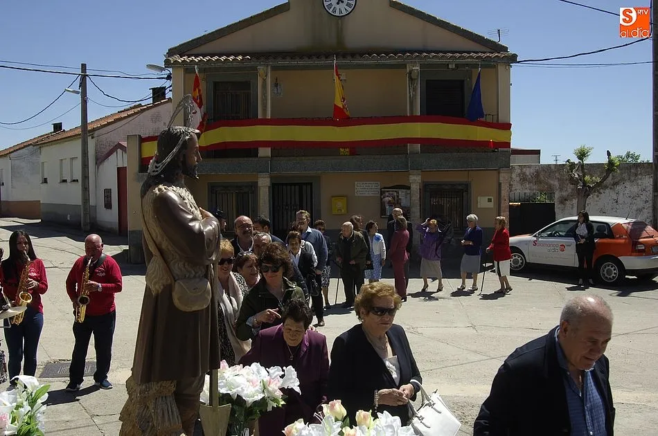 Foto 7 - Los vecinos de Carpio procesionan a San Isidro bajo un sol radiante  