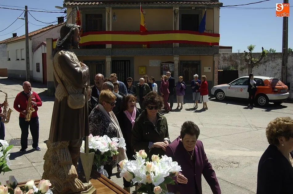 Foto 6 - Los vecinos de Carpio procesionan a San Isidro bajo un sol radiante  