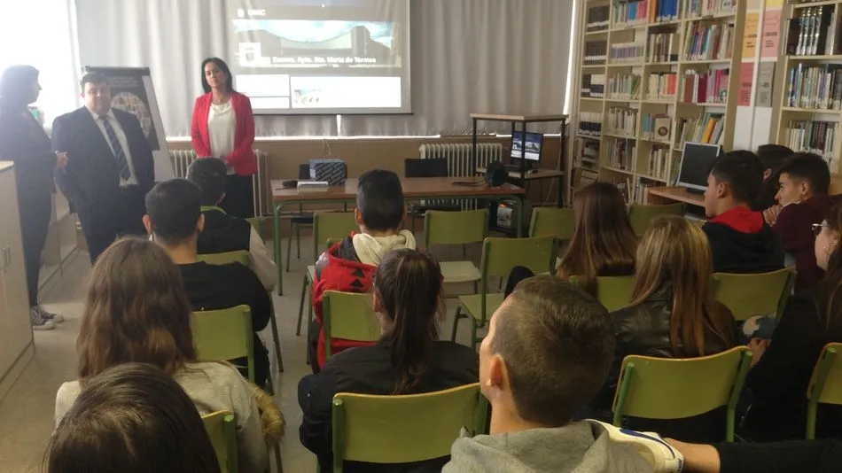 Charla de la OMIC a los alumnos del instituto Torrente Ballester