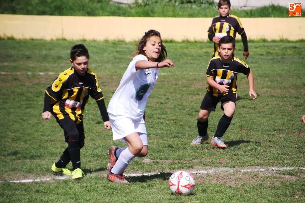 Lucha por el balón entre un jugador del Alba de Tormes CF y un rival