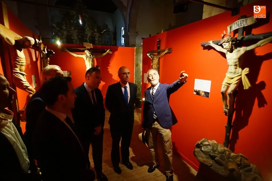 El comisario, Antonio Cea, señala algunas piezas de la muestra Crucifixus ante el presidente de la Diputación de Salamanca, Javier Iglesias y algunos alcaldes de la zona