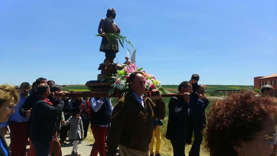Cuatro vecinos portan la imagen de San Isidro durante la procesión | Fotos cedidas por Elena Sánchez