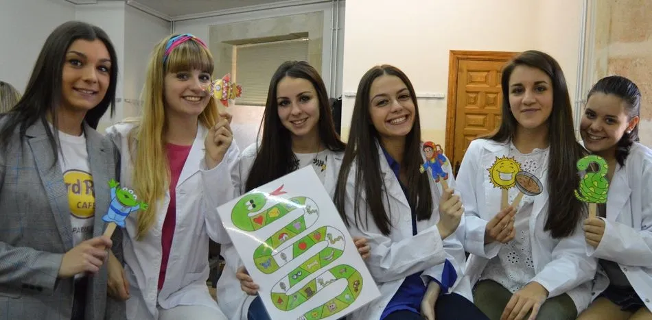 Alumnas de la Universidad mostrando algunos de sus trabajos.