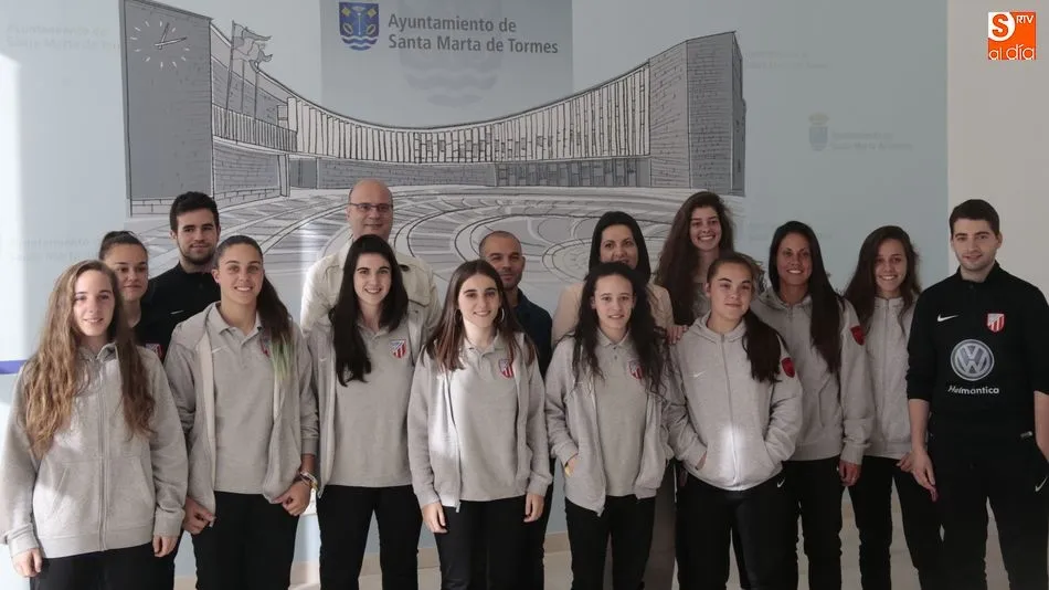 El conjunto de de la UD Santa Marta de Fútbol Femenino en el Ayuntamiento / Foto: Alejandro López