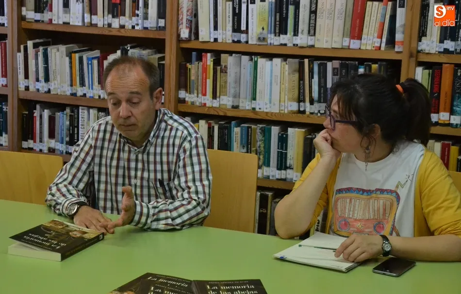 Foto 4 - Andr&eacute;s S&aacute;nchez Palacios da a conocer en Mirolibro &lsquo;La memoria de las abejas&rsquo;  