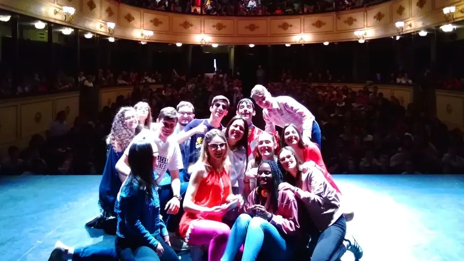 Grupo POLSCAR del colegio Misioneras de la Providencia en el Teatro Liceo