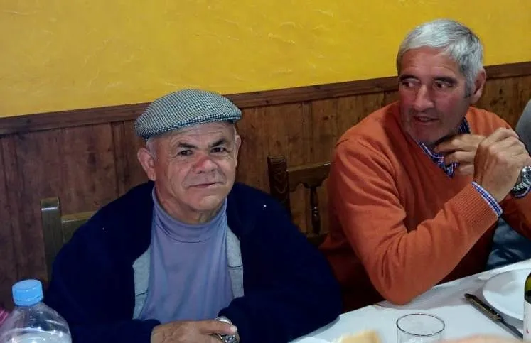 Foto 6 - Los vecinos de Diosleguarde se juntan en torno a la mesa para festejar San Isidro  