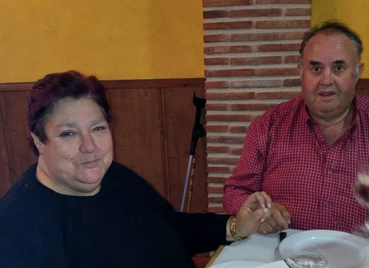 Foto 4 - Los vecinos de Diosleguarde se juntan en torno a la mesa para festejar San Isidro  