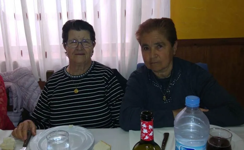 Foto 3 - Los vecinos de Diosleguarde se juntan en torno a la mesa para festejar San Isidro  