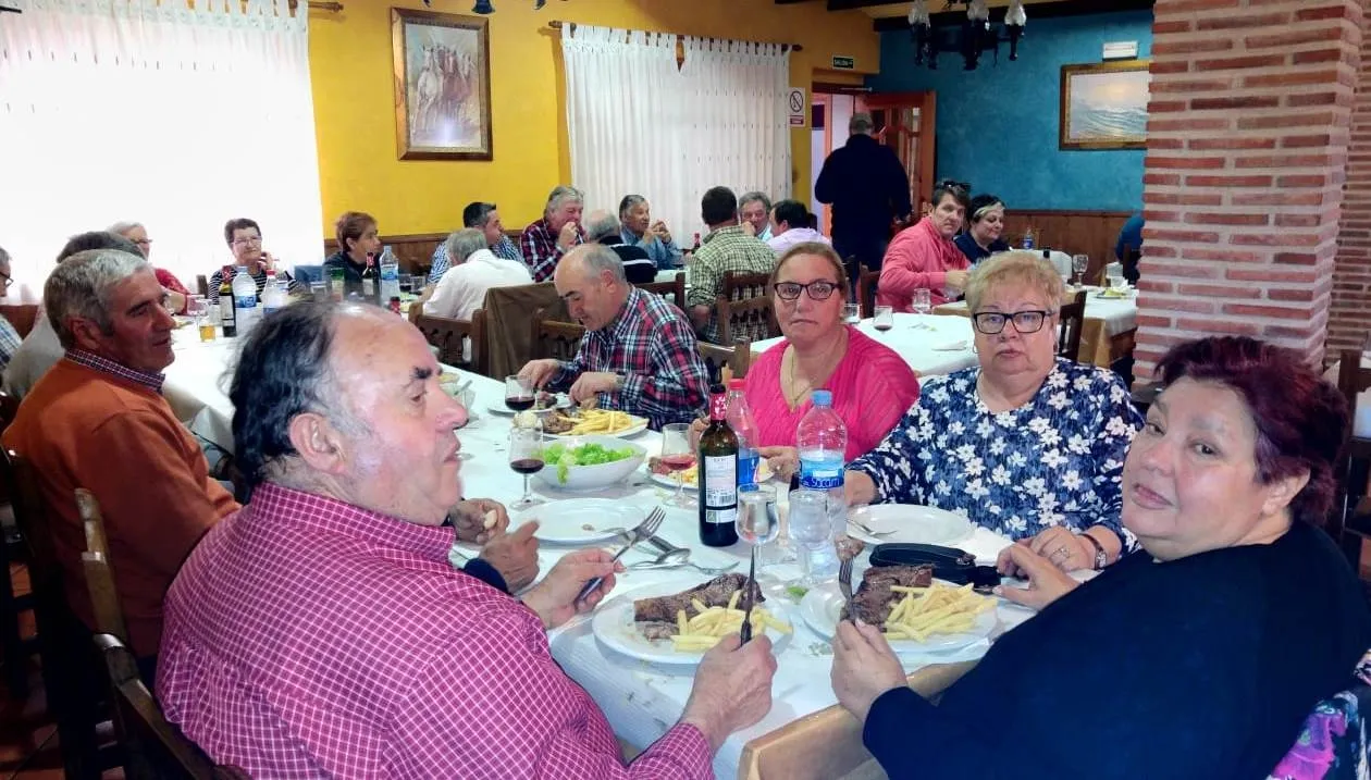 Foto 5 - Los vecinos de Diosleguarde se juntan en torno a la mesa para festejar San Isidro  
