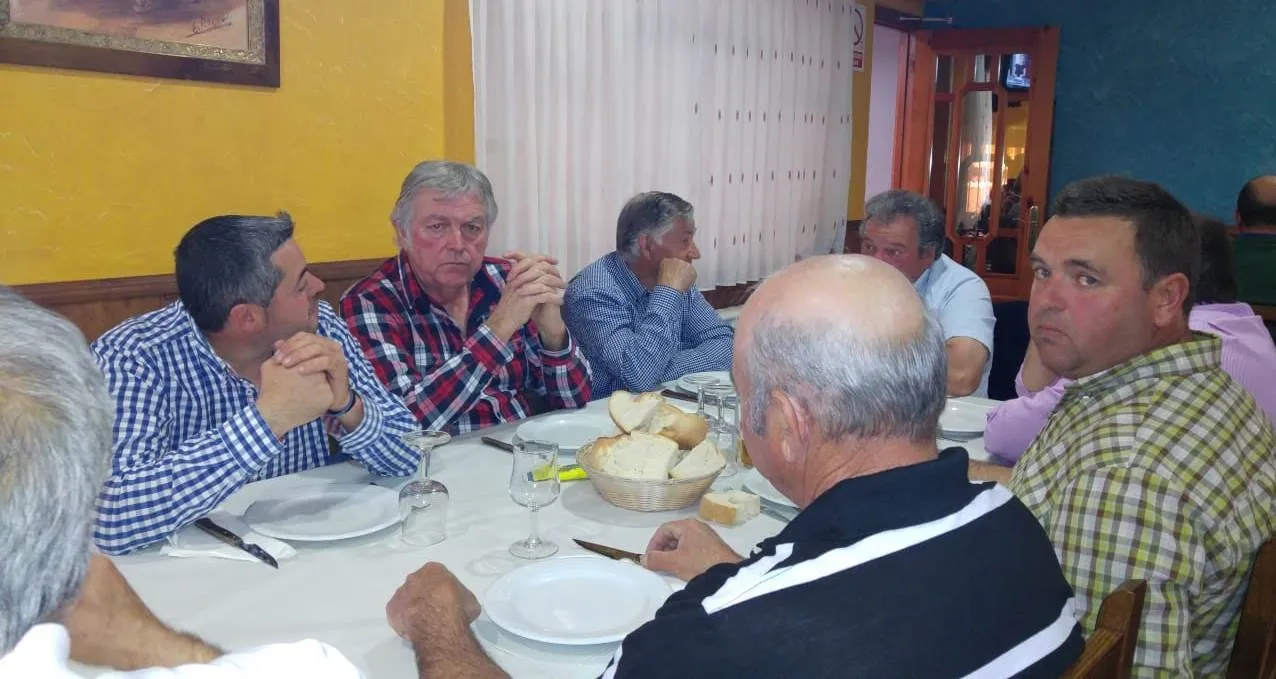 Foto 7 - Los vecinos de Diosleguarde se juntan en torno a la mesa para festejar San Isidro  