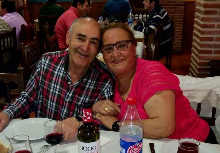 Foto 2 - Los vecinos de Diosleguarde se juntan en torno a la mesa para festejar San Isidro  