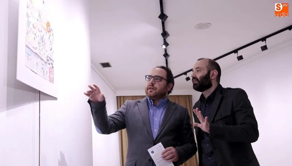 Daniel Llanos, concejal de Juventud, a la izquierda, en la inauguración de esta muestra. Foto de Alejandro López