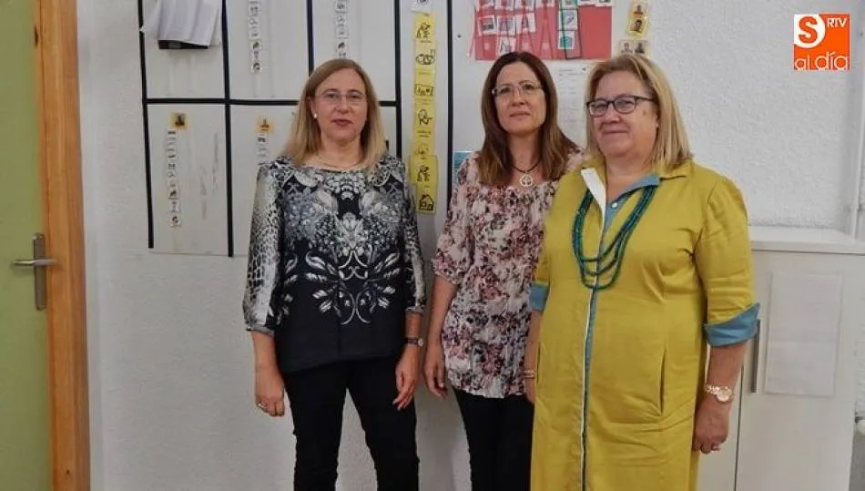 	La presidenta de Ariadna, Paloma Serrano; María Ángeles Beltrán, directora del Centro de Día Los Cedros, y Carmen Calvo, vocal de la Junta Directiva