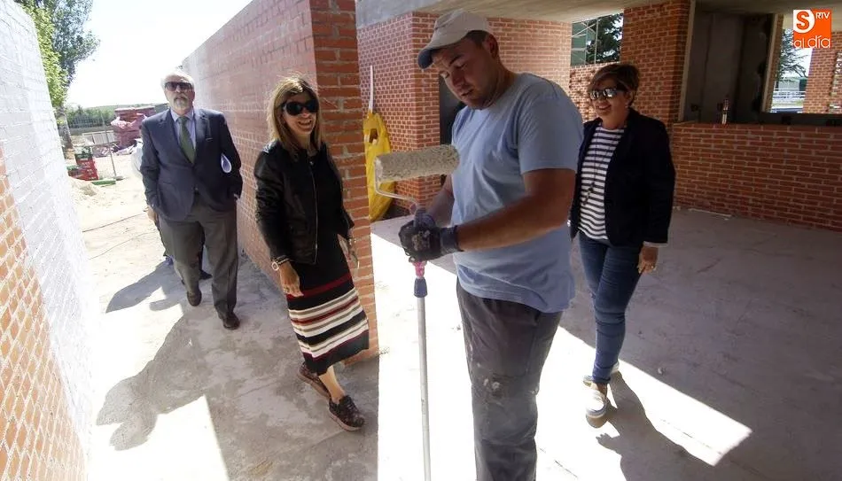 Visita de las autoridades a este taller de empleo en Cantalapiedra. Foto de Adrián Martín
